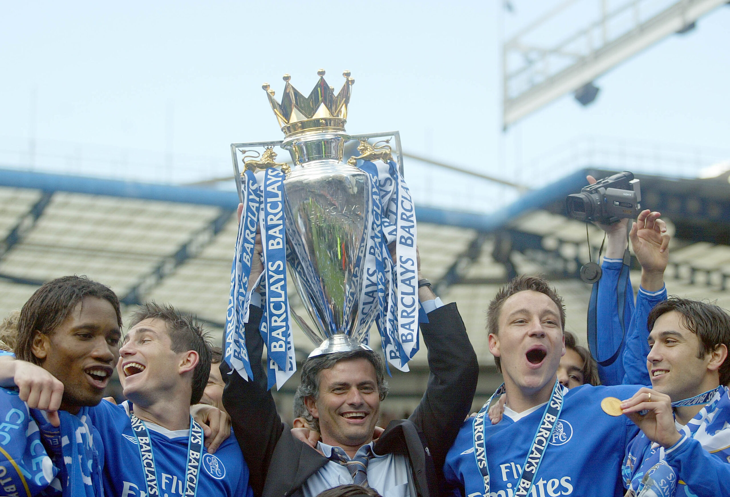 José Mourinho y su equipo del Chelsea después de ganar la Premier League en 2005.