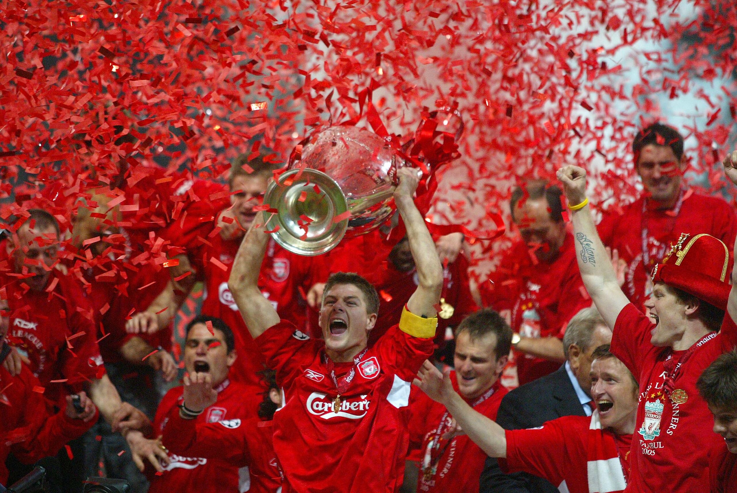 Steven Gerrard levanta el trofeo de la Champions League en el 2005.