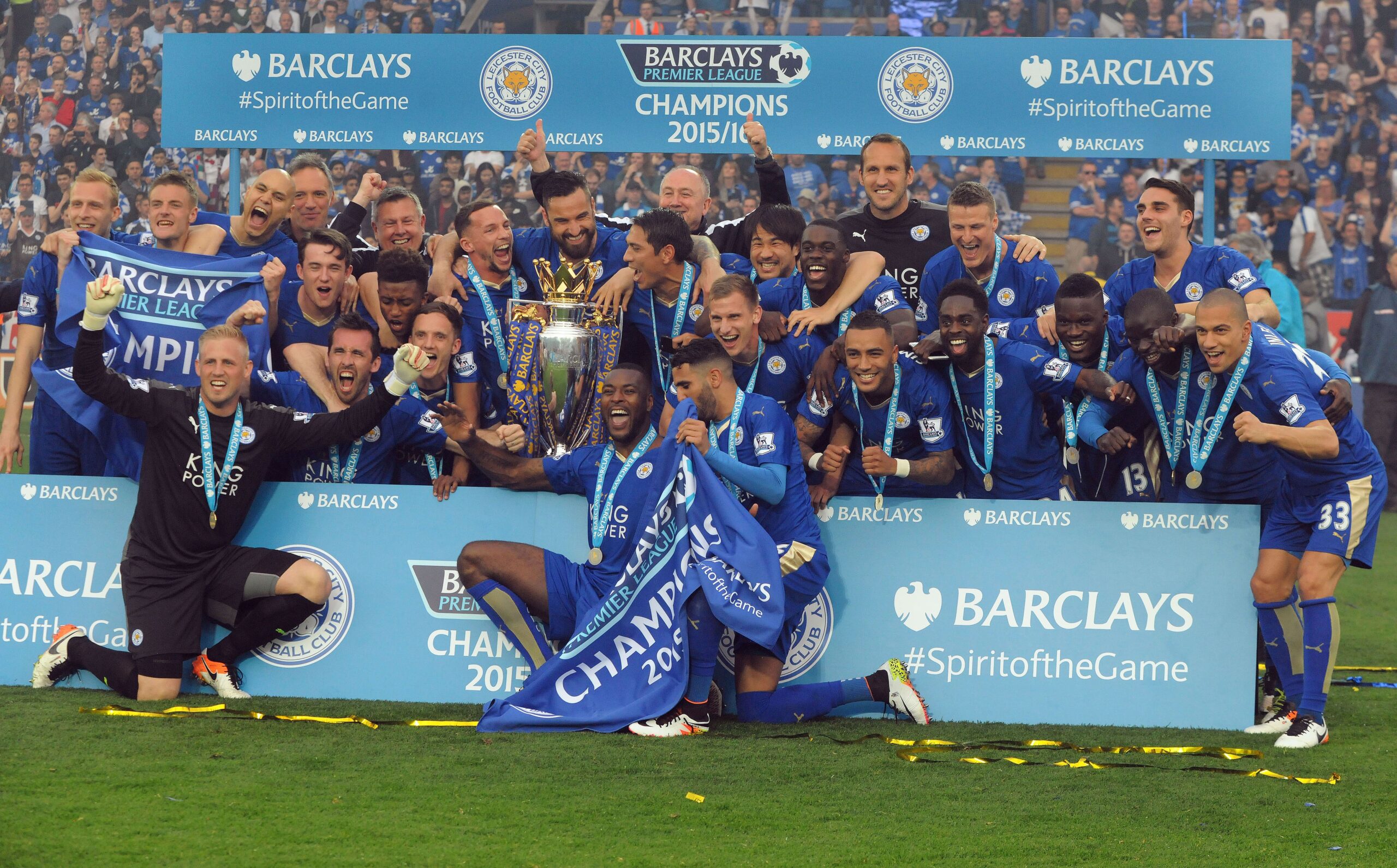 Los jugadores del Leicester City con el trofeo después de ganar la Premier League