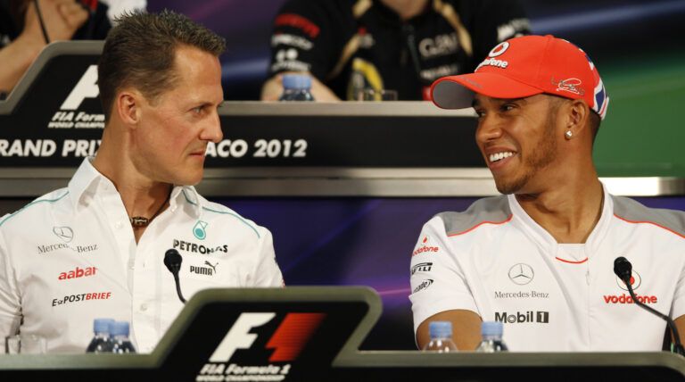 Michael Schumacher y Lewis Hamilton en una conferencia de prensa en Mónaco en 2012