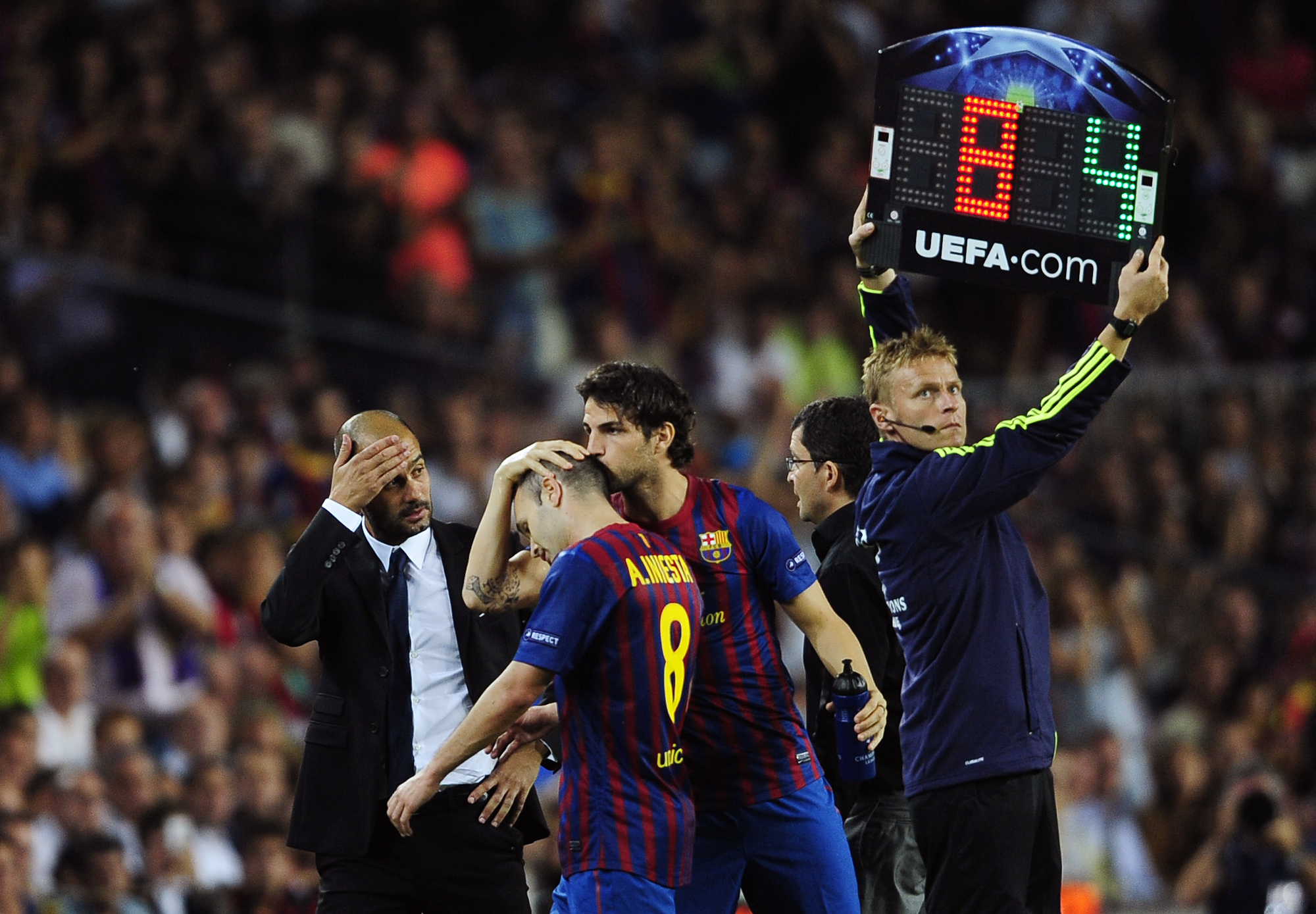Andres Iniesta y Cesc Fabregas en la Champions League jugando contra el AC Milan en 2011