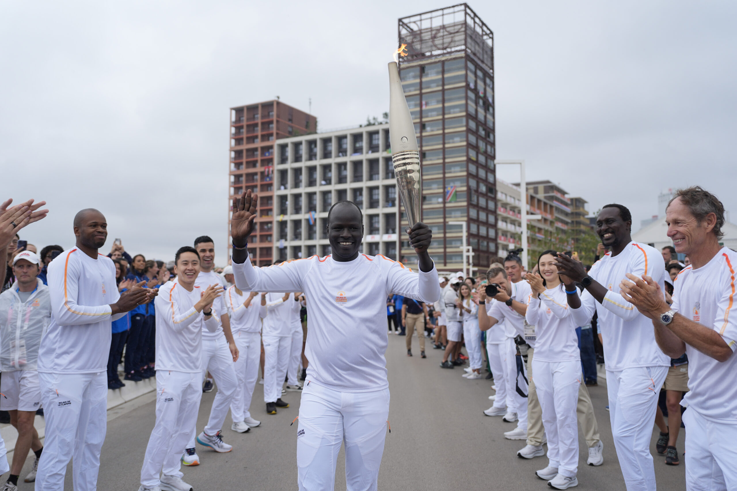 Yiech Pur Biel carga la antorcha de los juegos olímpicos en París 2024