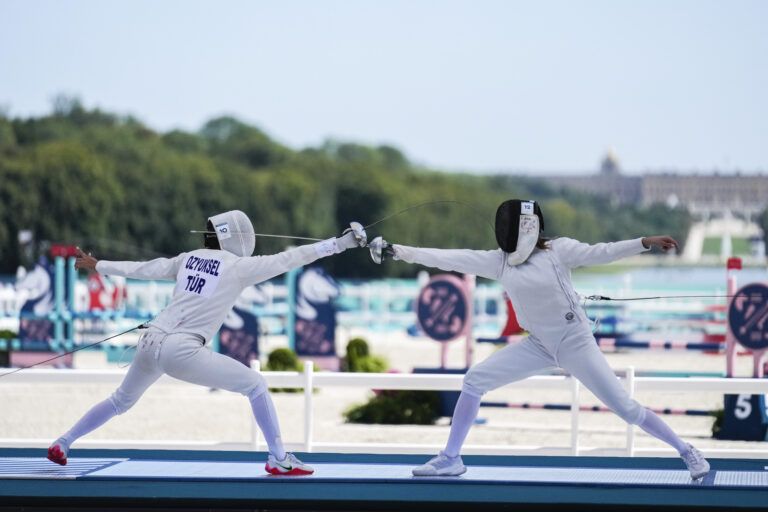 Valeriya Permykina y Ozyukse compitiendo en las olimpiadas del 2024 en Francia