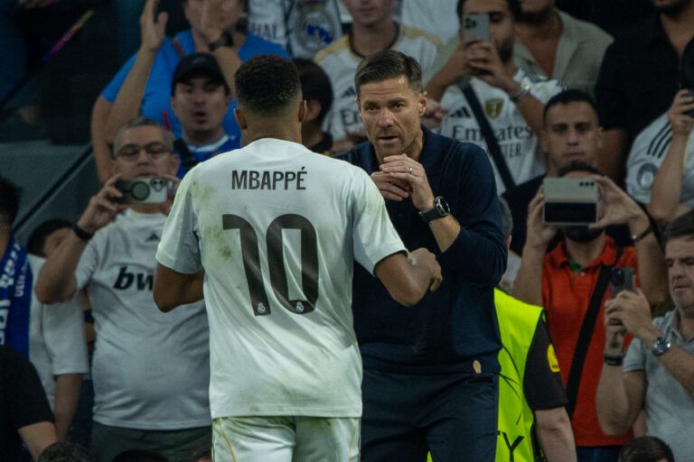 Xabi Alonso dando indicaciones durante el partido de la UEFA Champions League entre el Real Madrid CF y el Olympique de Marsella en el Santiago Bernabéu. (Foto: David Canales/SOPA/SipaUSA)