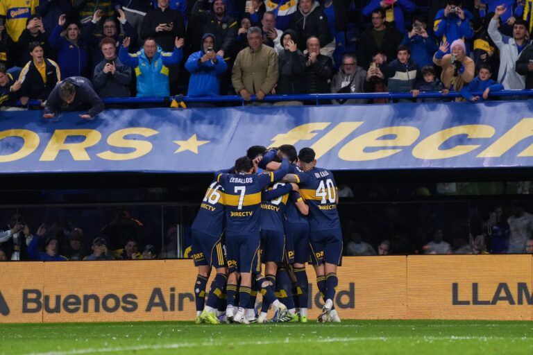 Foto de Martin Isaac/Shutterstock (15457057v) Los jugadores de Boca Juniors celebran el gol. Partido del torneo argentino Boca Juniors vs Banfield, Estadio Alberto J. Armando, CABA, Buenos Aires, Argentina - 24 de agosto de 2025
