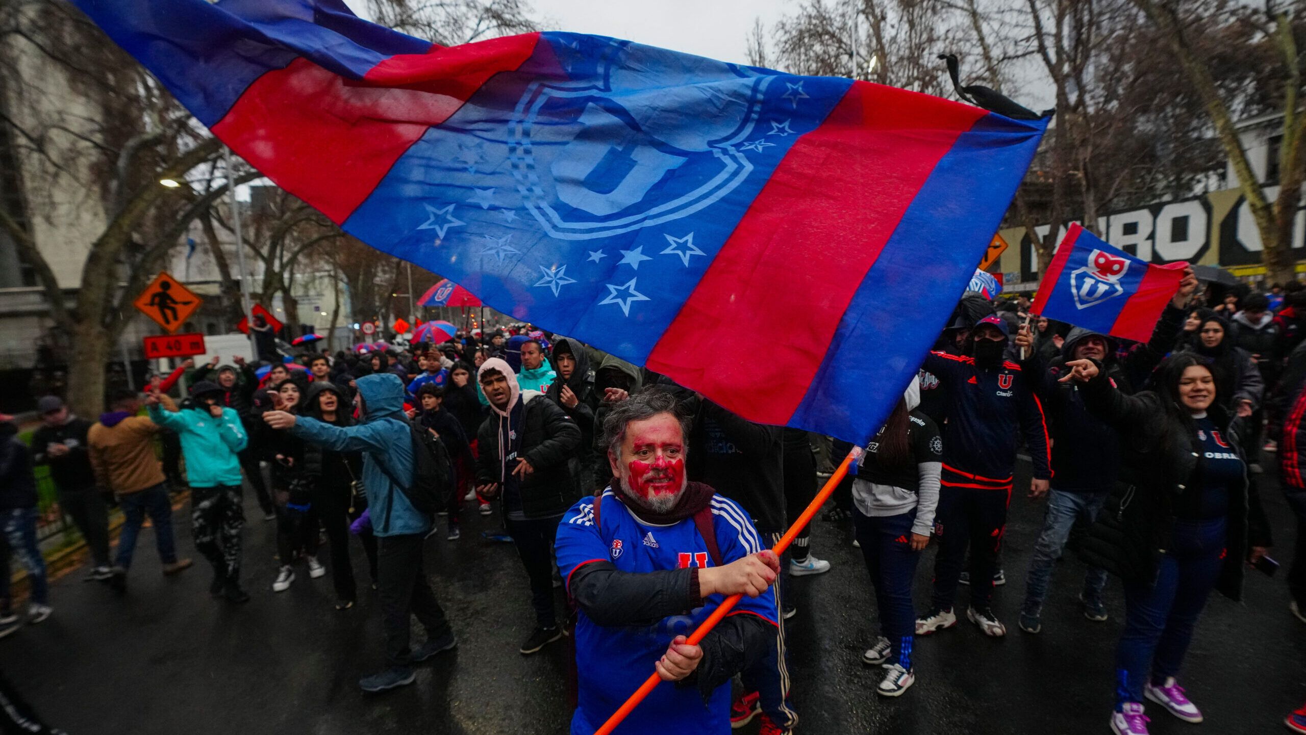 La U busca las semis fuera de casa, y sin su gente