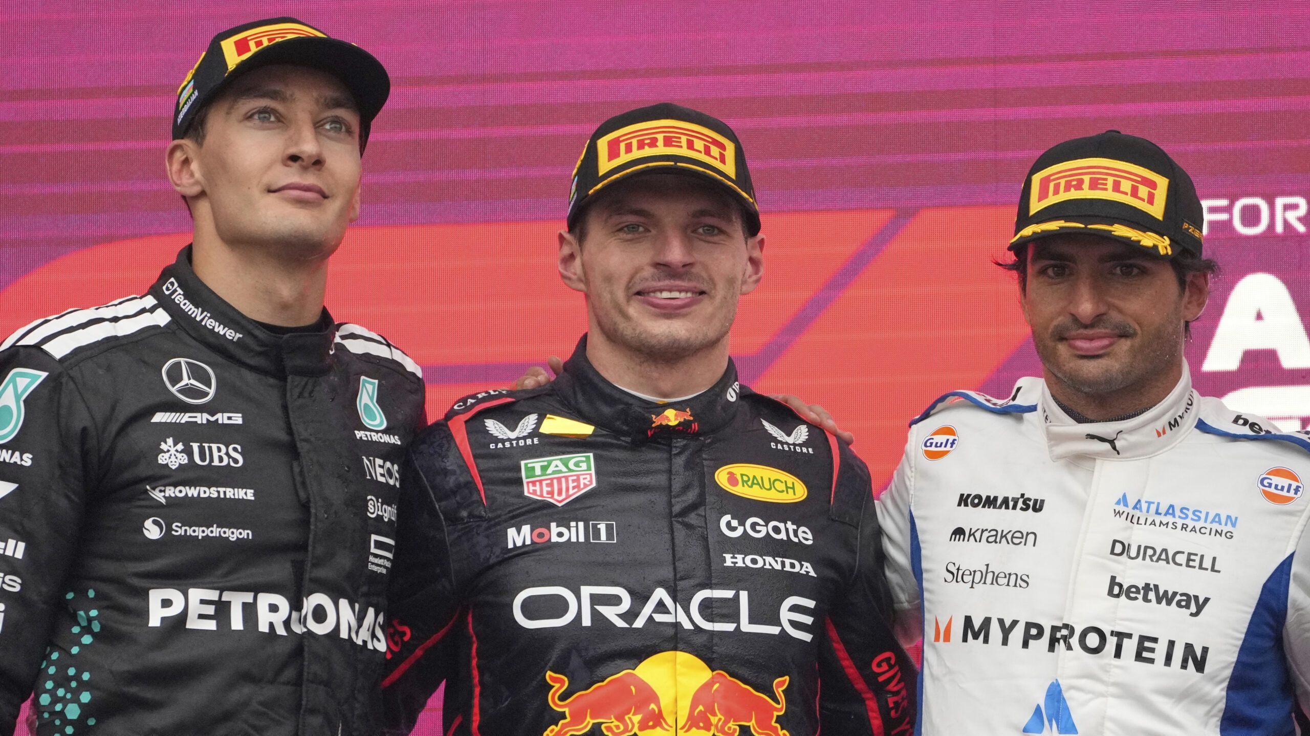 Verstappen domina en Bakú con Russell y Sainz en el podio