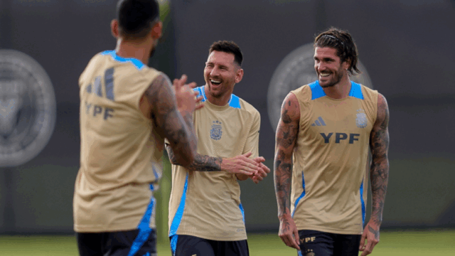 Lionel Messi y Rodrigo de Paul sonríen durante un entrenamiento con la selección argentina en Miami, el 5 de junio de 2024.AFP Para hacer uso de este contenido cite la fuente y haga un enlace a la nota original en https://www.primicias.ec/noticias/jugada/seleccion-argentina-entrenamiento-miami-copaamerica/