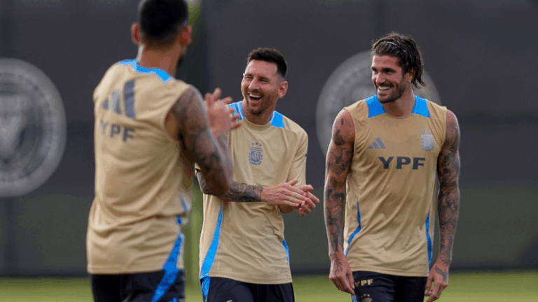 Lionel Messi y Rodrigo de Paul sonríen durante un entrenamiento con la selección argentina en Miami, el 5 de junio de 2024.AFP Para hacer uso de este contenido cite la fuente y haga un enlace a la nota original en https://www.primicias.ec/noticias/jugada/seleccion-argentina-entrenamiento-miami-copaamerica/