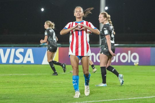 Claudia Martínez celebra el triplete de goles. Fuente: APF