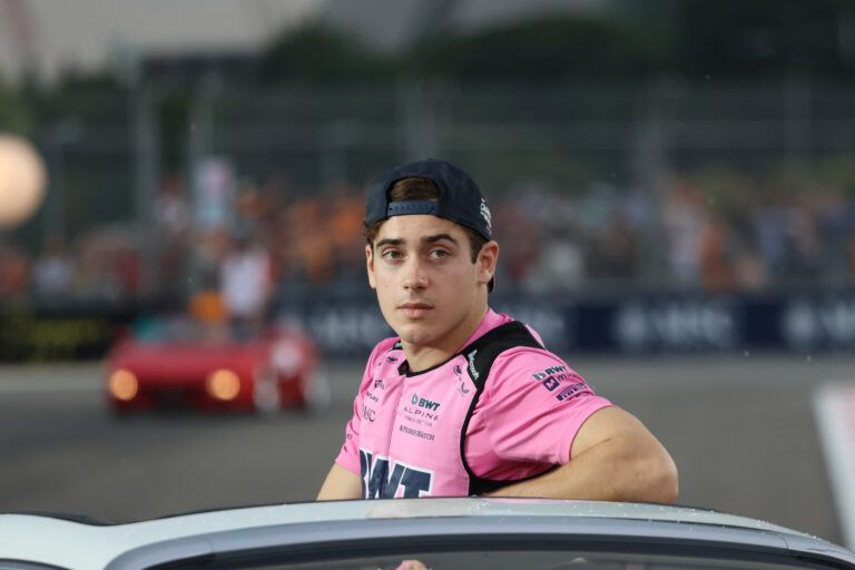 Franco Colapinto en el desfile del circuito de Singapur