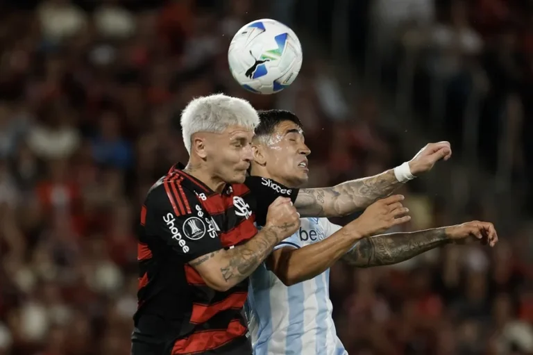 Guillermo Varela (i) de Flamengo disputa el balón con Santiago Germán Solari de Racing este miércoles, en el partido de ida de la semifinal de la Copa Libertadores. EFE/ Antonio Lacerda
