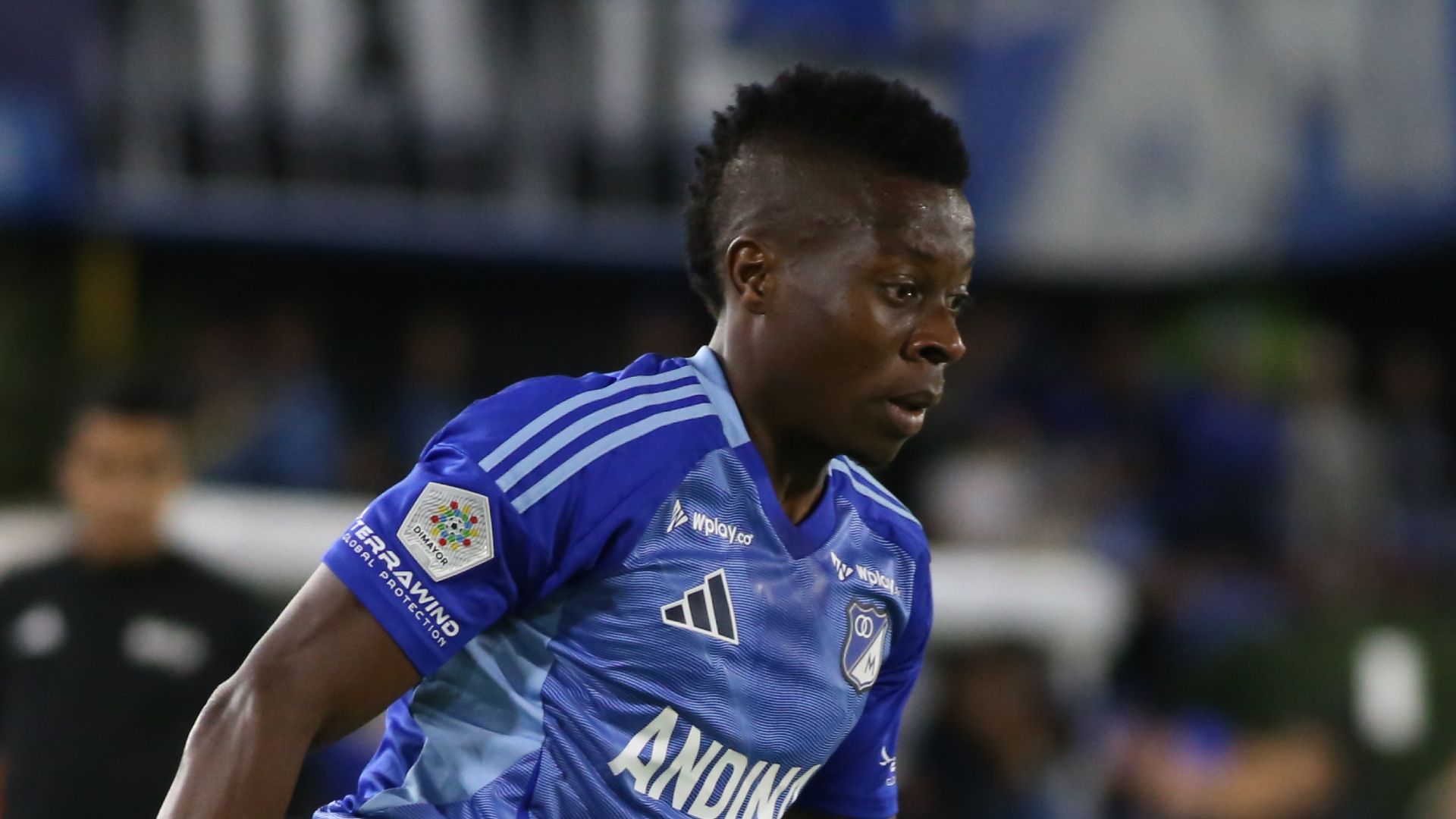 Millonarios le ganó a América sobre el final y sigue en carrera por los playoffs