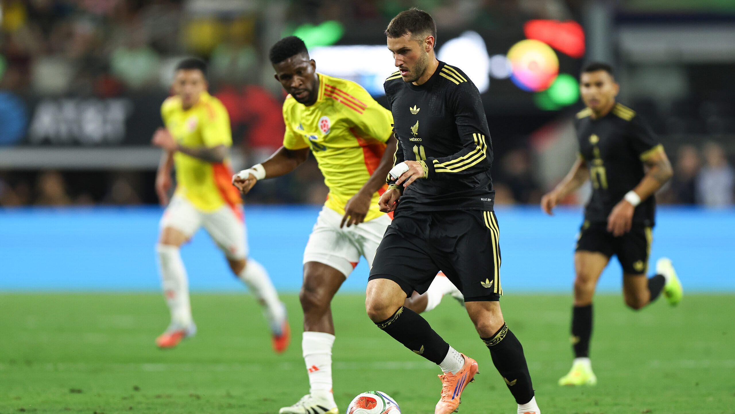 Café con aroma a gol : Colombia arrasó a México en Texas.