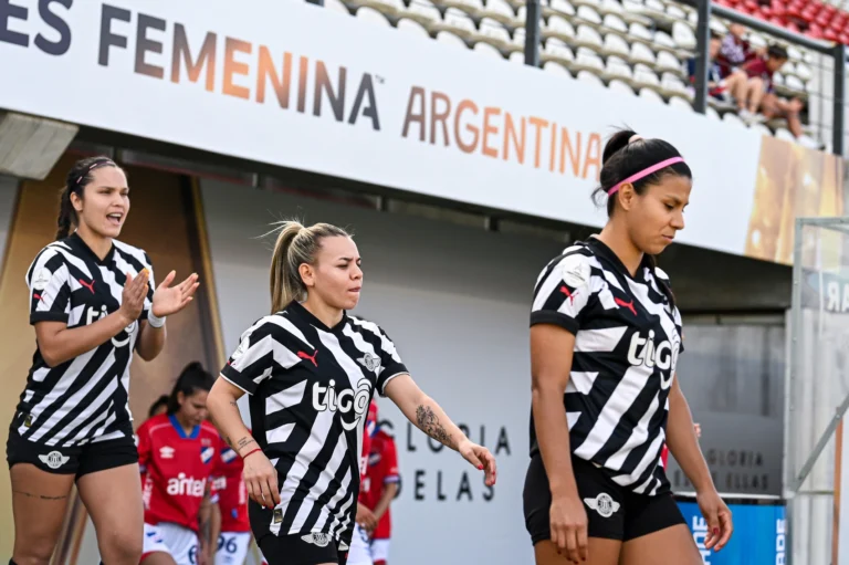 Las jugadoras de Libertad se despiden con tras la derrota ante Colo Colo en cuartos de final de la Copa Libertadores 2025. Fuente: APF