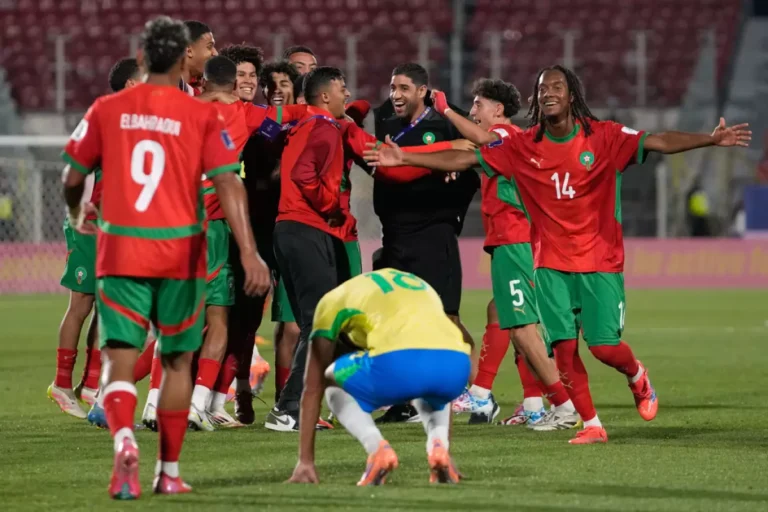 Los jugadors de Marruecos festejan su triunfo sobre Brasil en el Mundial Sub20, el miércoles 1 de octubre de 2025, en Santiago, Chile. (AP Foto/Matias Delacroix)