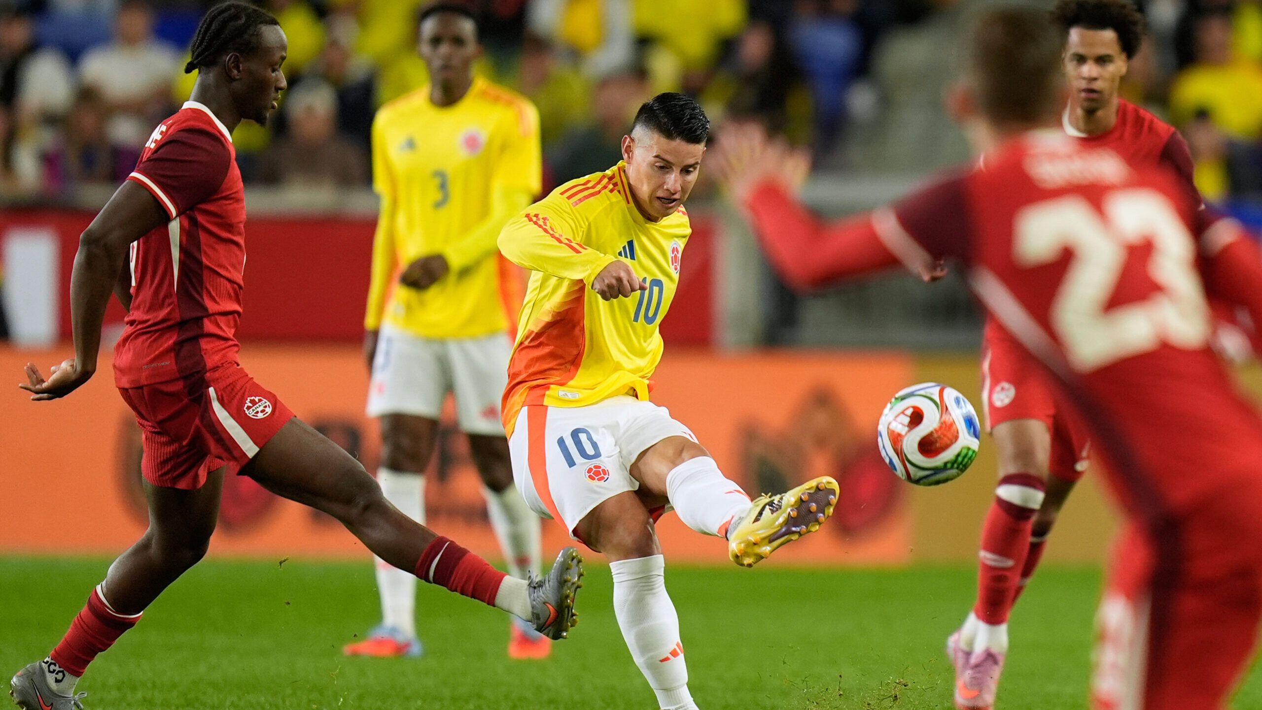 Duros de roer:  Colombia no pudo derrotar a una Canadá muy física.