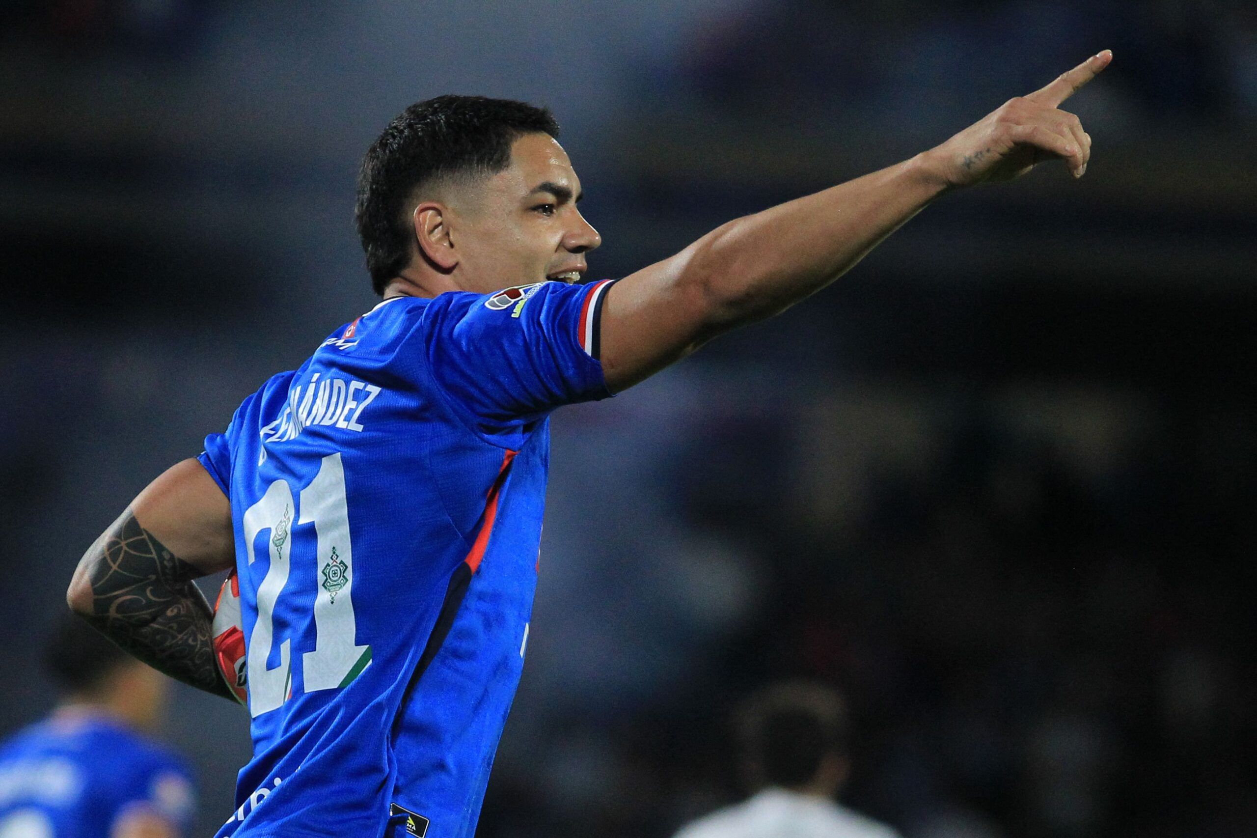 La punta en juego: Cruz Azul y América  se enfrentan en el clásico joven de la Liga mexicana.