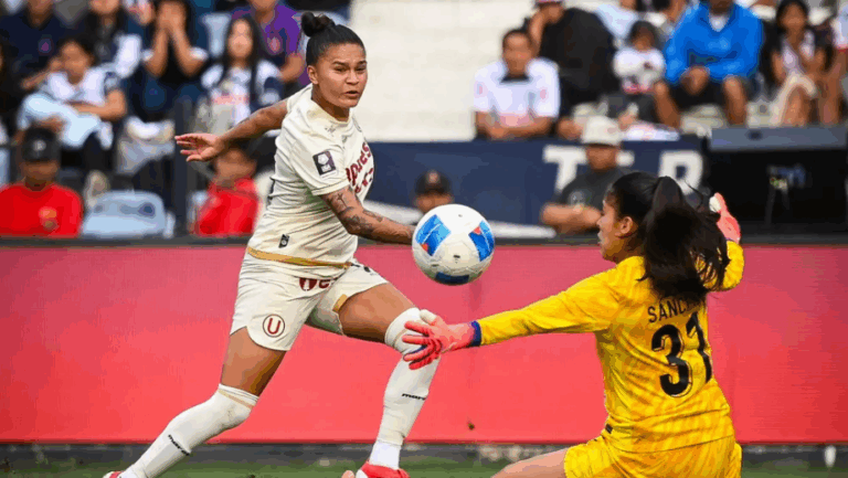 Karen Páez definió sin dudar frente a Maryory Sánchez. Fuente: Universitario