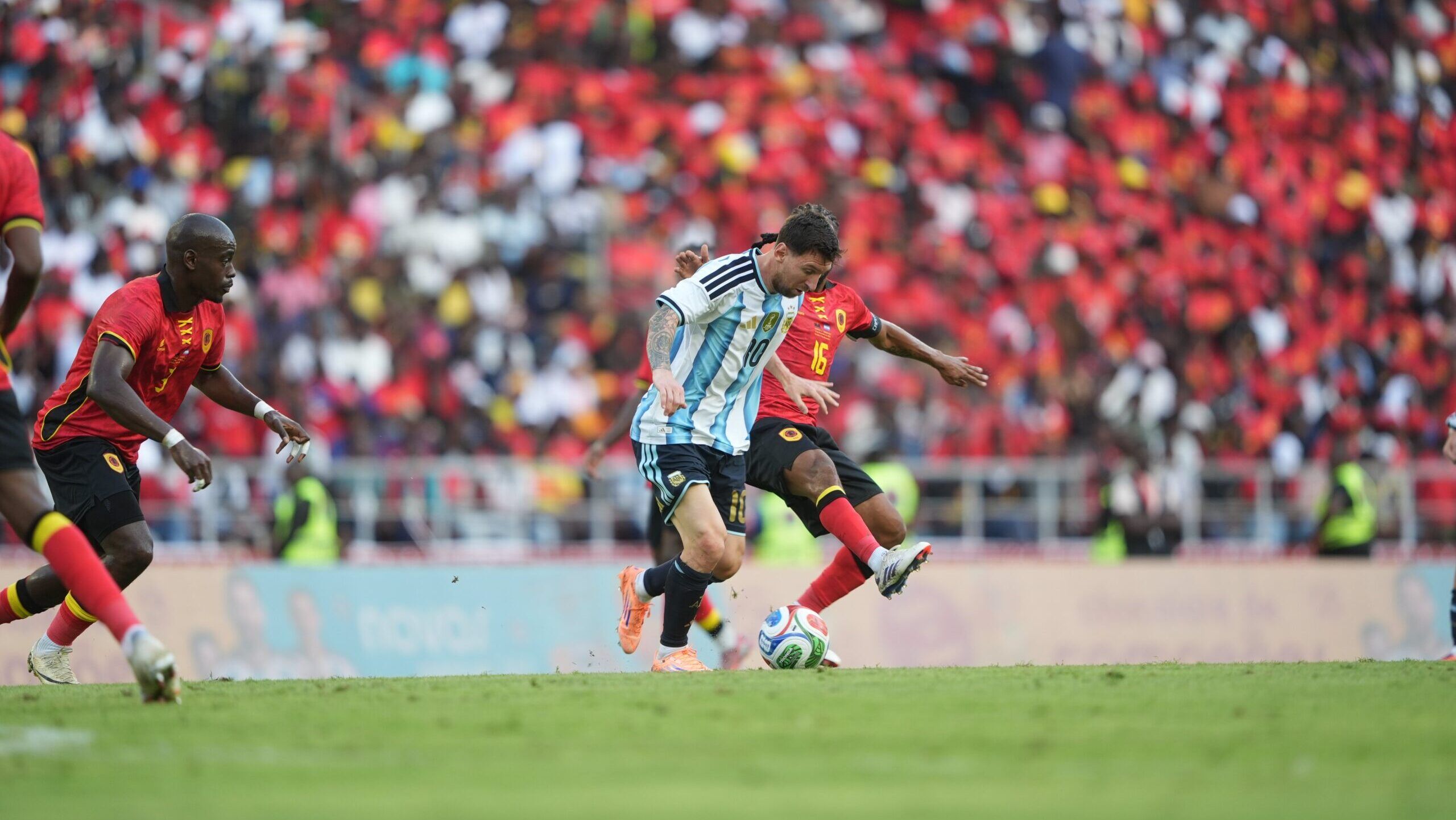Argentina vence 2-0 a Angola y cierra el año enfocada en el próximo mundial