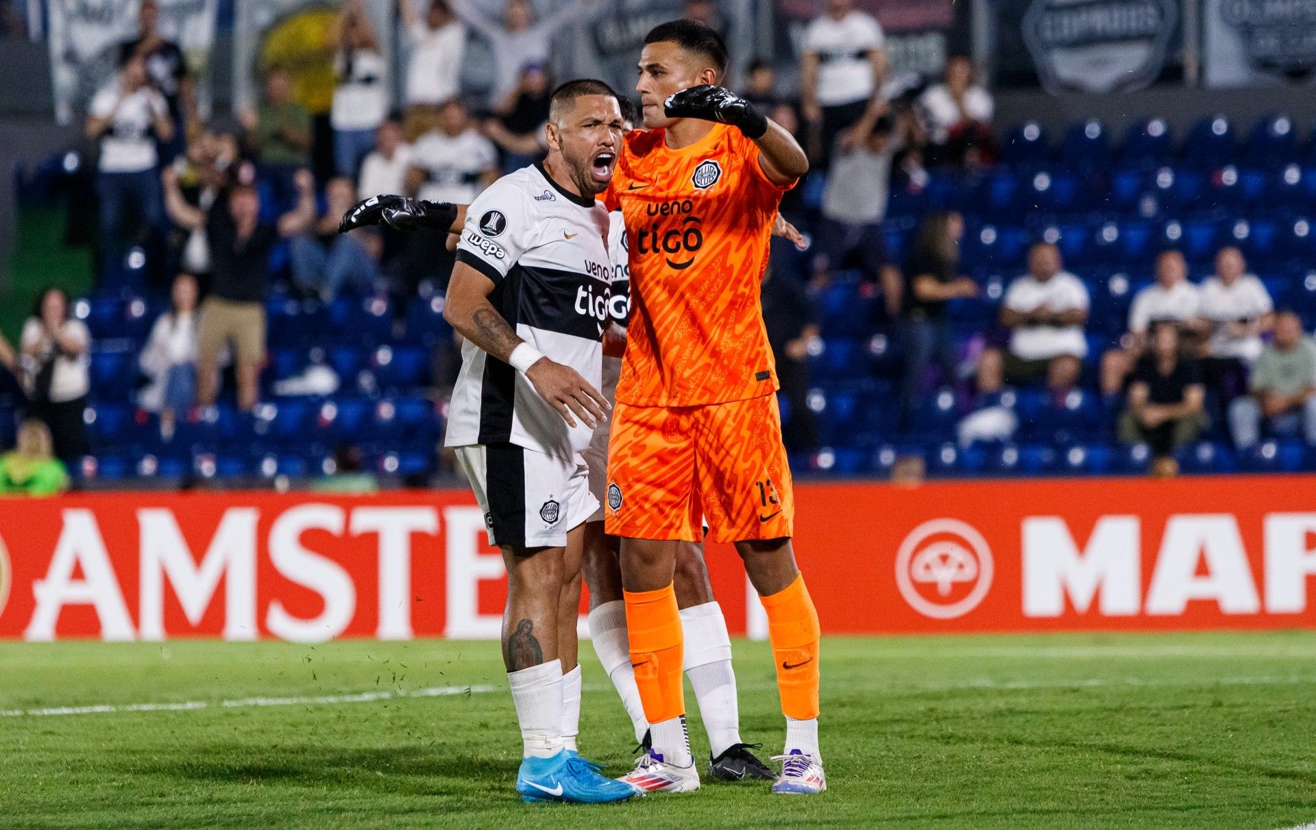 Con uno menos, Olimpia da vuelta el marcador y asegura su pase a la Sudamericana