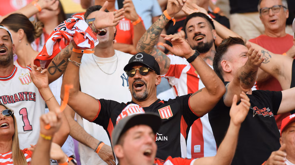 Estudiantes, el campeón que se agranda en la adversidad