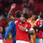 Benfica ganó sin brillo y sigue en la pelea por el campeonato