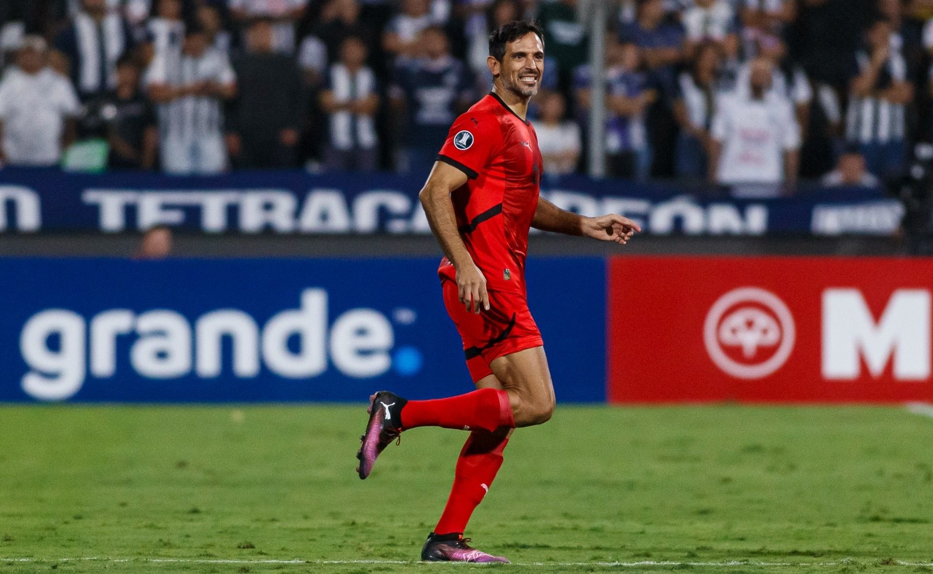 Un nombre histórico en escena: Nacional le hizo una oferta a Roque Santa Cruz