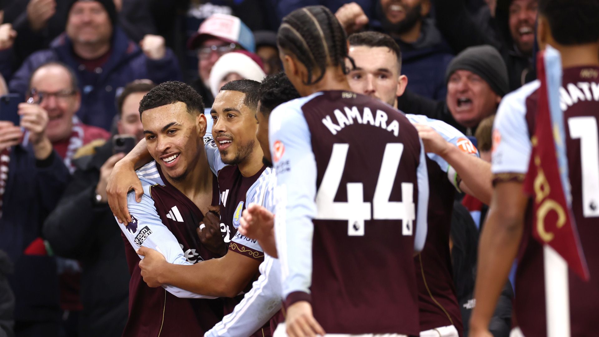 Aston Villa se impuso ante Manchester United y se sube al podio de la Premier League