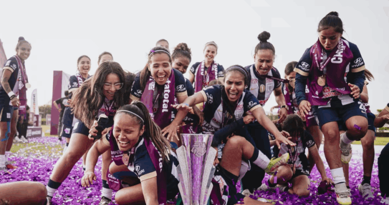 Alianza Lima celebra el bicampeonato en Vidú tras un 5-3 global ante Universitario. Fuente: Liga Femenina