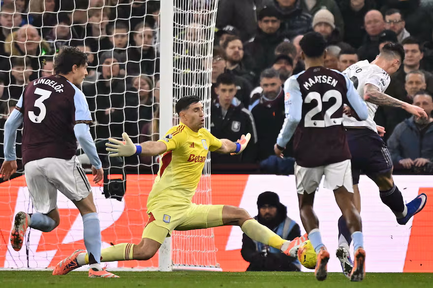 Dibu Martínez tuvo su revancha ante el Manchester United y Aston Villa no se detiene