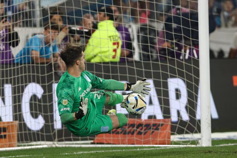 Facundo Cambeses le desvía el penal a Tomás Cardona: así empezó a ganar el pasaje Racing Gonzalo Colini