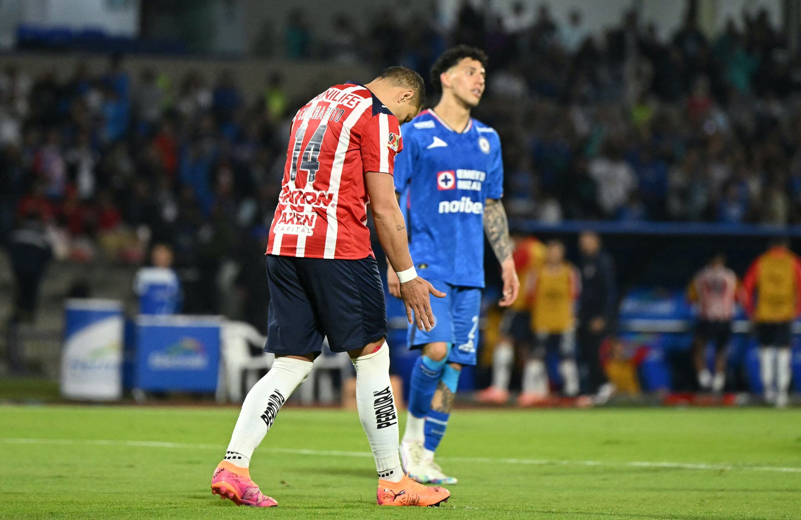 Chicharito falla penal decisivo y Cruz Azul avanza a semifinales en tiempo de compensación
