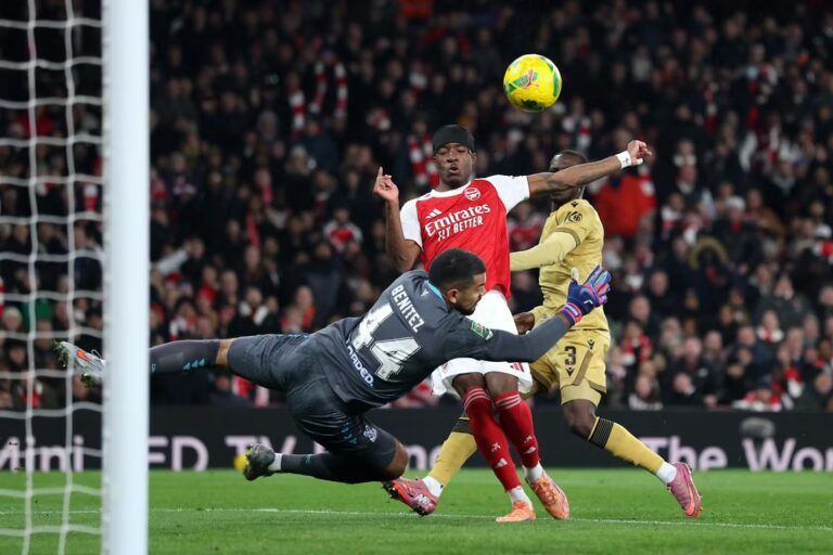 Walter Benítez de tiene el disparo de Madueke. Fuente: Alex Pantling/Getty Images.