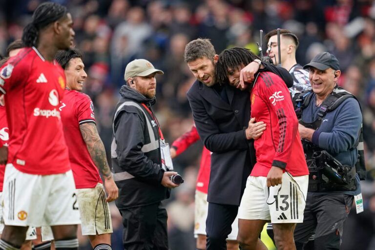 El técnico del Manchester United Michael Carrick (centro) celebra tras la victoria 2-0 ante el Manchester City en la Liga Premier, el sábado 17 de enero de 2026. (AP Foto/Dave Thompson) Dave Thompson/AP