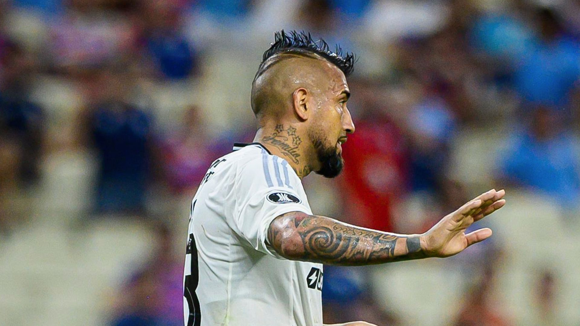 Colo Colo resiste en el Centenario y vence a Peñarol por penales