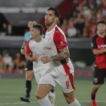 Cuando el reloj perdona: Newell’s le robó el punto a Independiente en el final