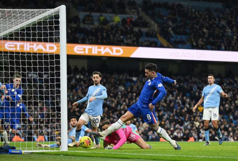 Tras la primera tapada de Donnarumma, Enzo puntea la pelota y marca el gol del empate de Chelsea Shaun Botterill - Getty Images Europe