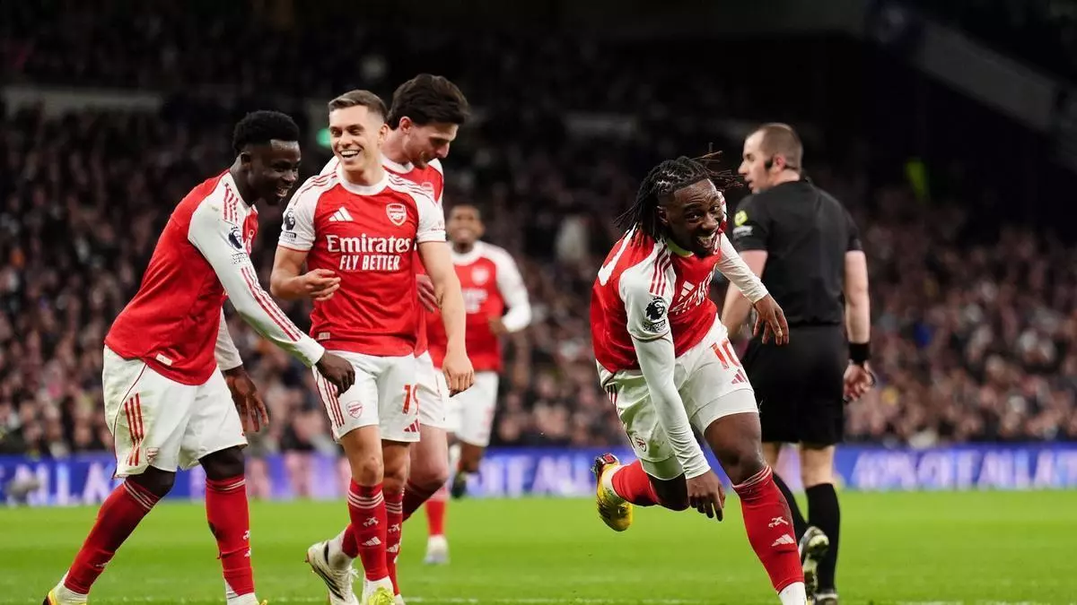 Arsenal golpeó en el clásico y mete presión en la cima