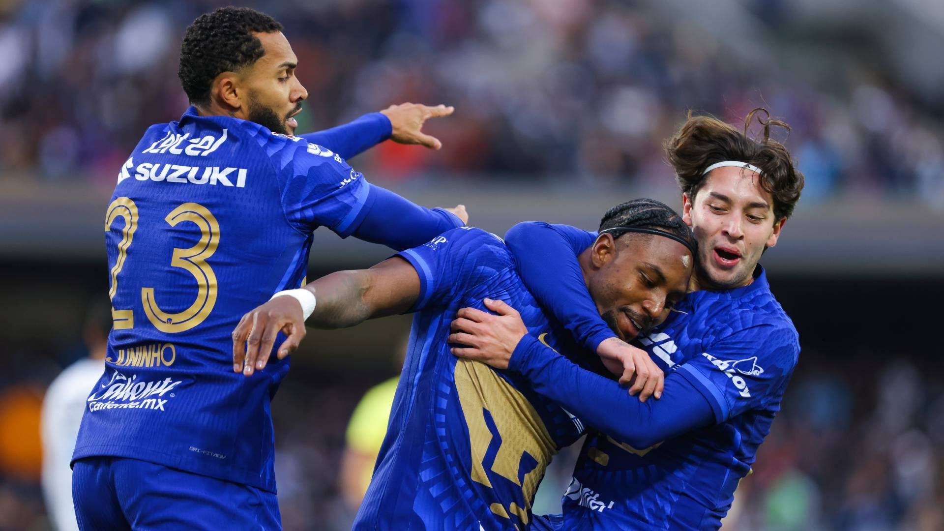 Pumas gana un duelo clave ante Rayados para acercarse a la cima