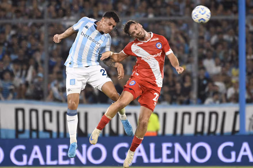 Racing, contra las cuerdas, recibe a Argentinos en el Cilindro