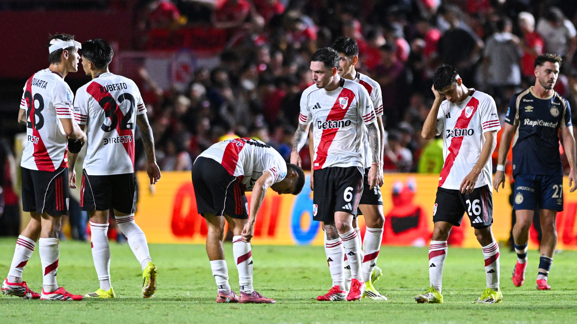 River no levanta: derrota, expulsión y una noche cuesta arriba