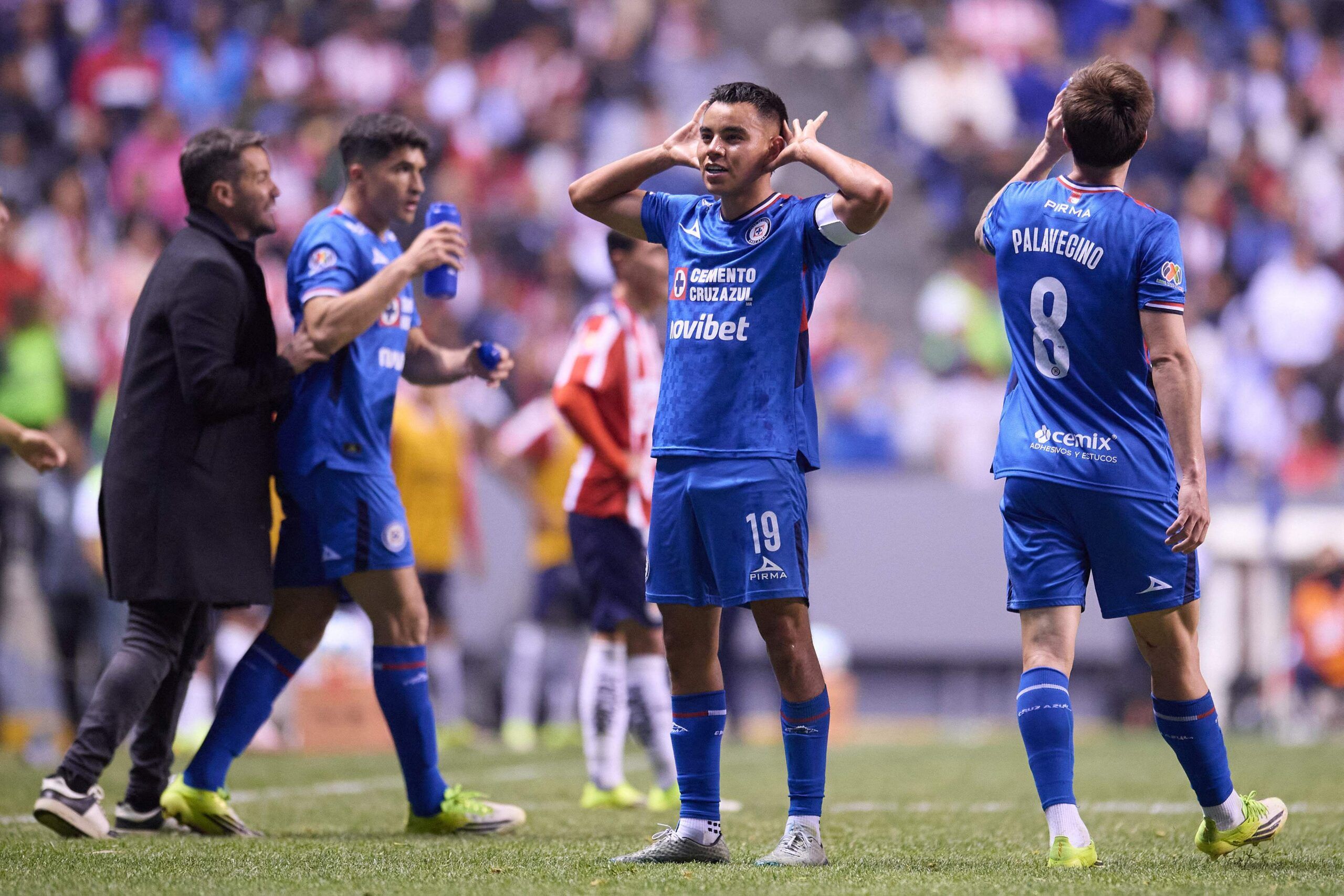 Cruz Azul rompe el invicto del Guadalajara y lo derrota 2-1 en la jornada siete