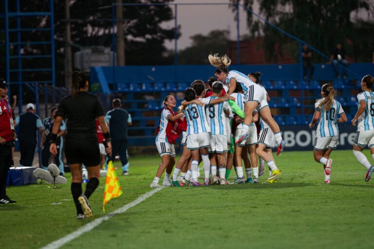 Argentina celebra un triunfazo ante Colombia. Fuente: AFA