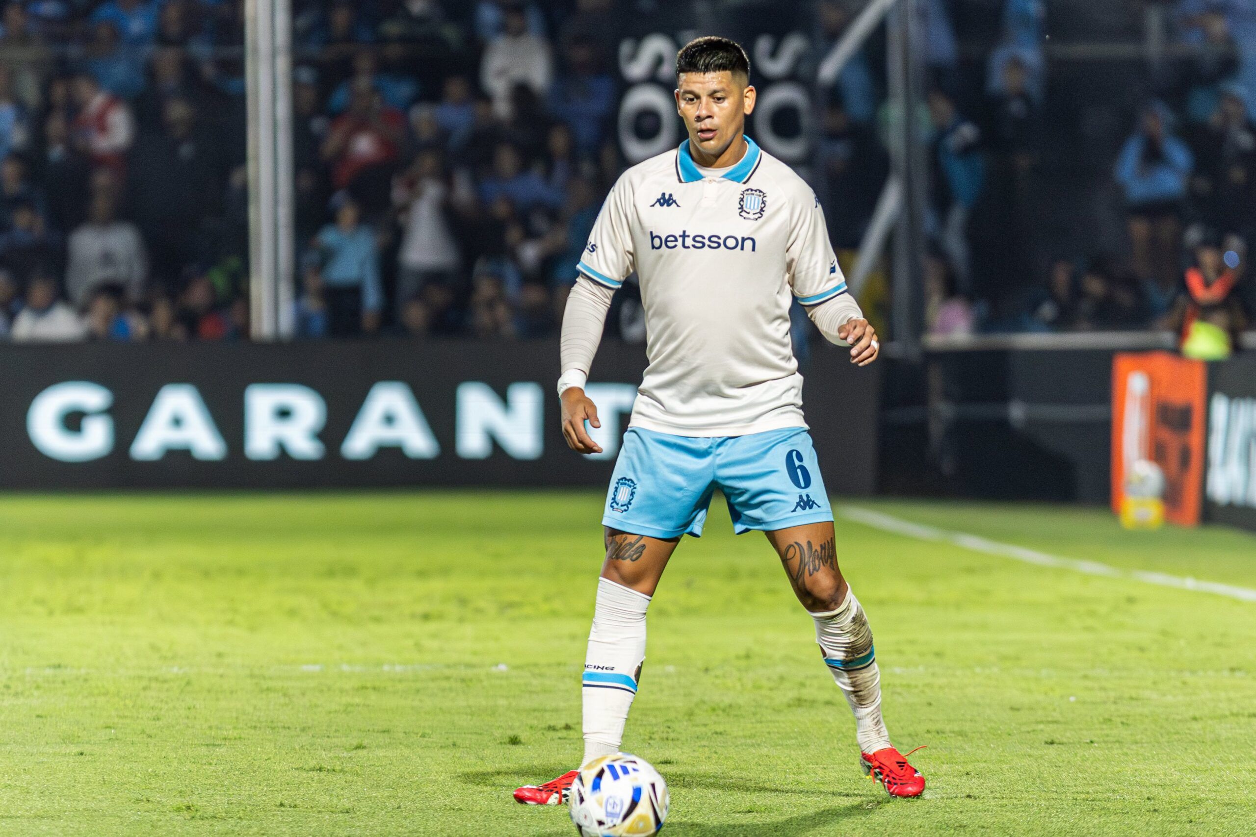 Una noche de manos salvadoras y carácter: Racing se afirma en Córdoba