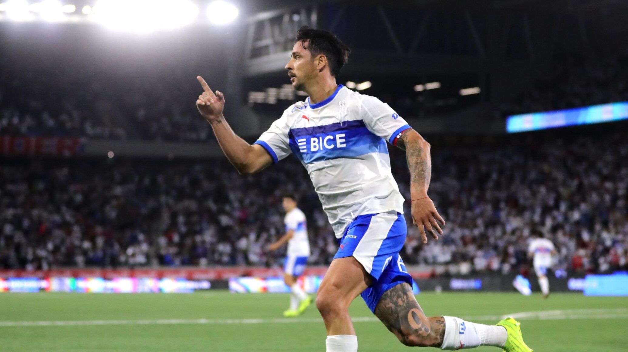 Zampedri no es eterno: El "Toro" sostiene a una UC que hace agua en defensa.