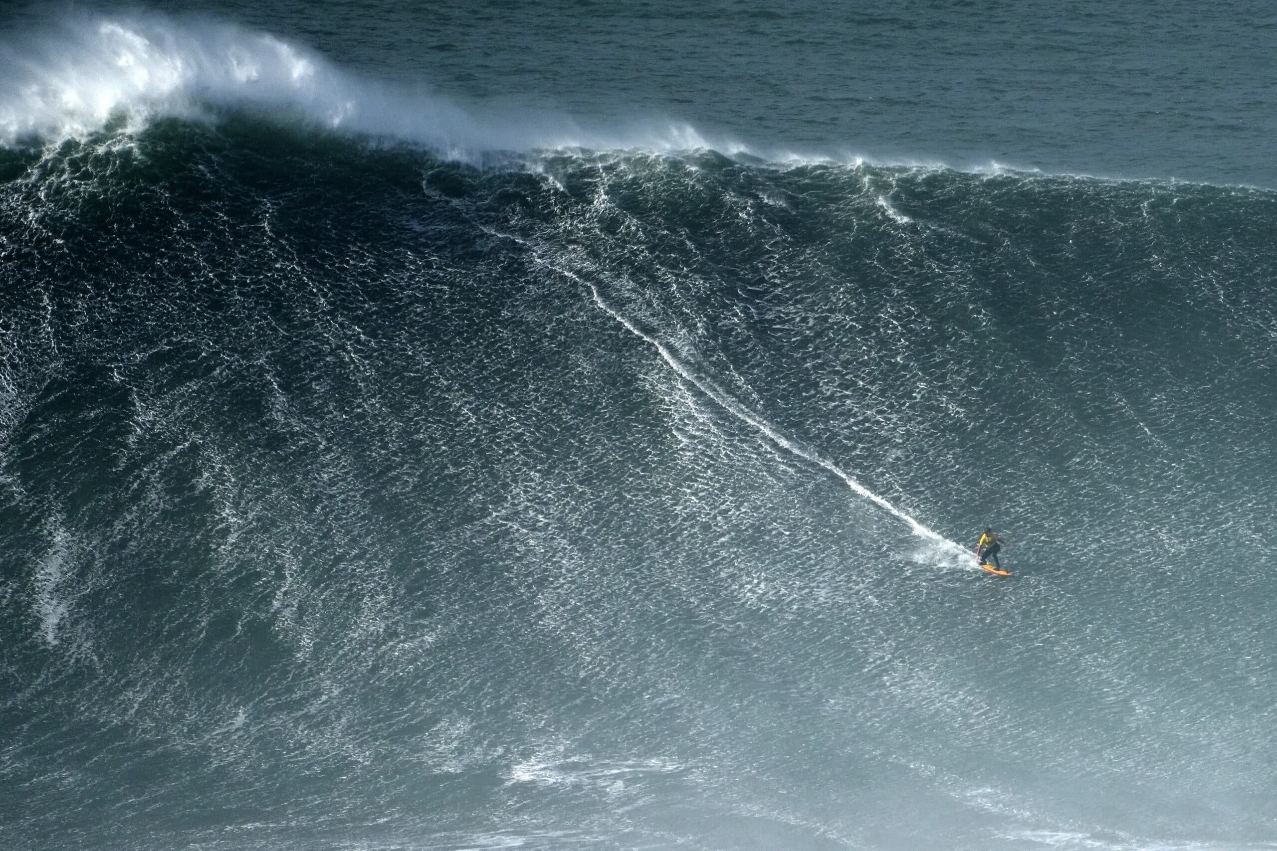 Surfer peruano va tras el récord mundial de ola grande