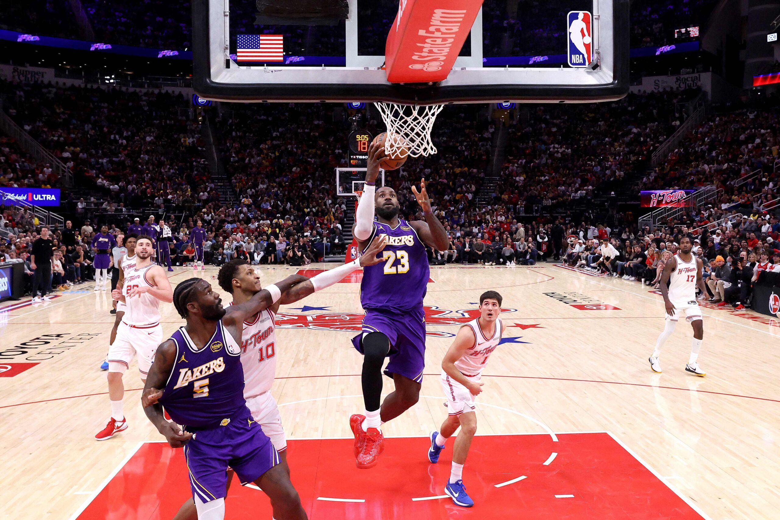 Lakers vencieron en Houston y siguen terceros en la Conferencia Oeste