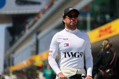 Sergio Pérez lucha desde el fondo y termina 15° en el Gran Premio de China