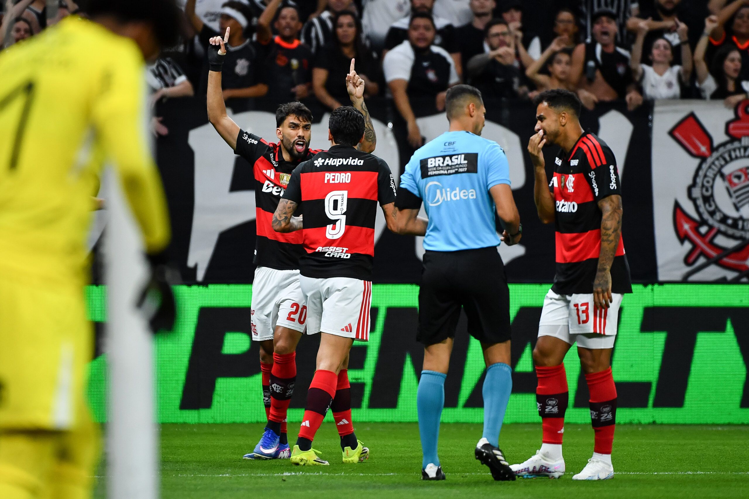 Flamengo no pudo acercarse a la cima tras igualar con Corinthians